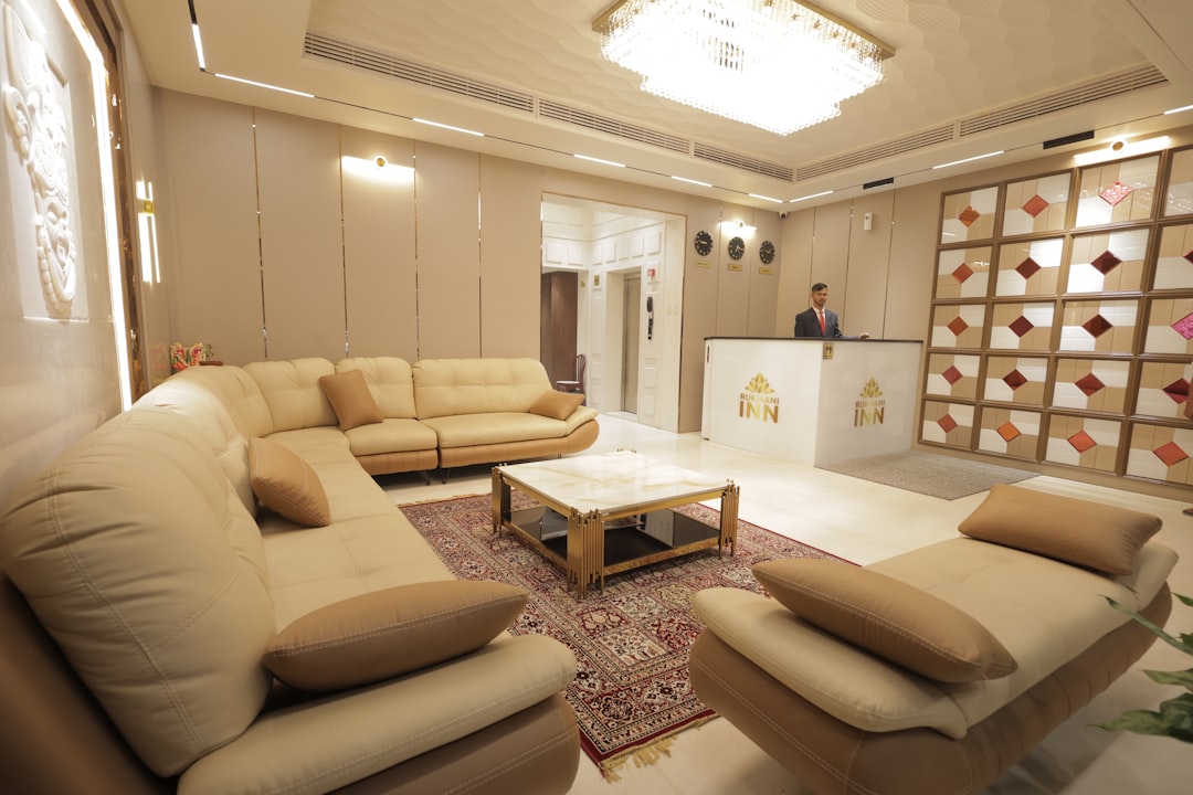 découvrez tout ce qu'il faut savoir sur la fiscalité des locations meublées : règles, déclarations et conseils pour optimiser vos revenus locatifs.