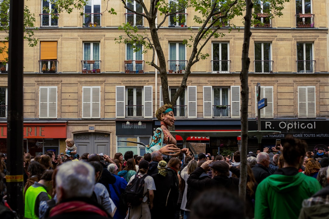 découvrez les règles légales essentielles à connaître pour pratiquer la photographie de rue en france en toute conformité.
