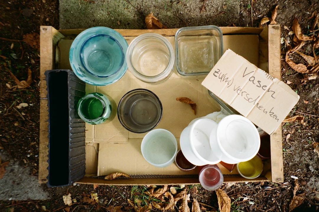 découvrez des astuces efficaces pour le decluttering et désencombrer votre espace de vie, afin de retrouver sérénité et organisation au quotidien.