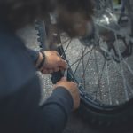 réparez facilement les crevaisons de pneus de vélo avec nos conseils et outils efficaces pour un trajet en toute sécurité.