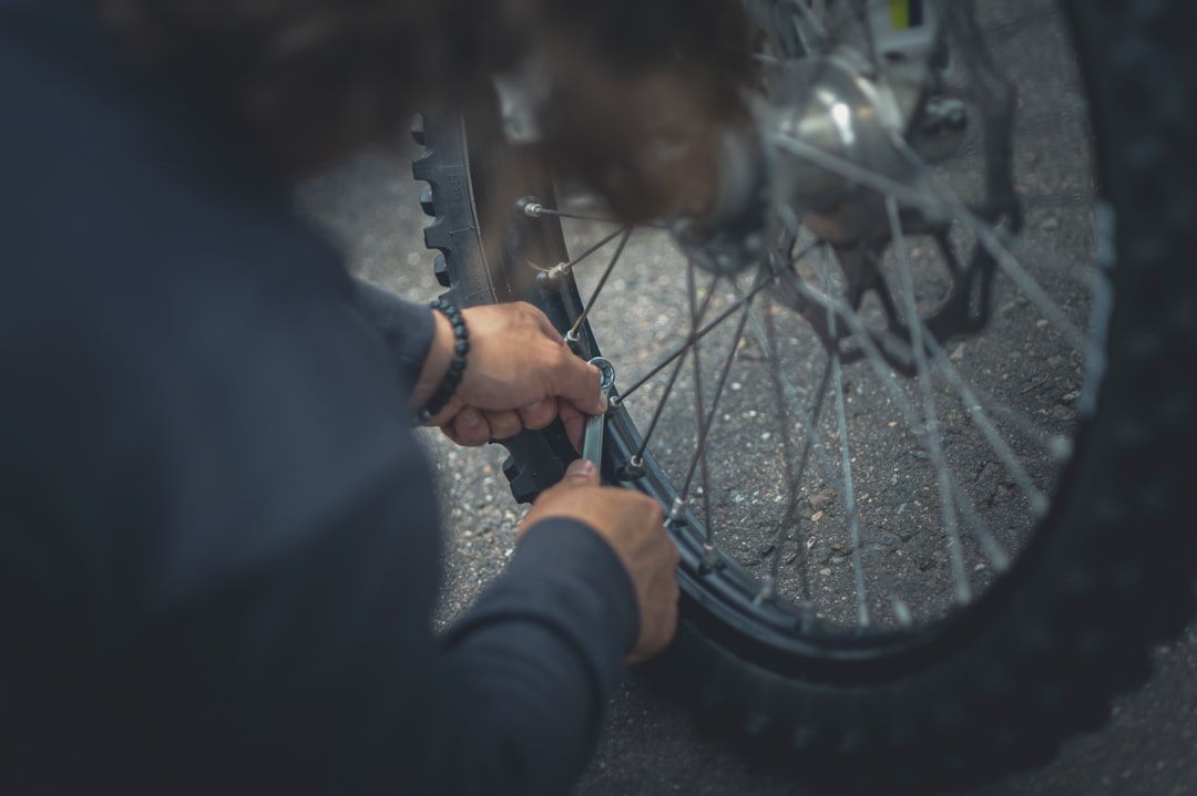 réparez facilement les crevaisons de pneus de vélo avec nos conseils et outils efficaces pour un trajet en toute sécurité.