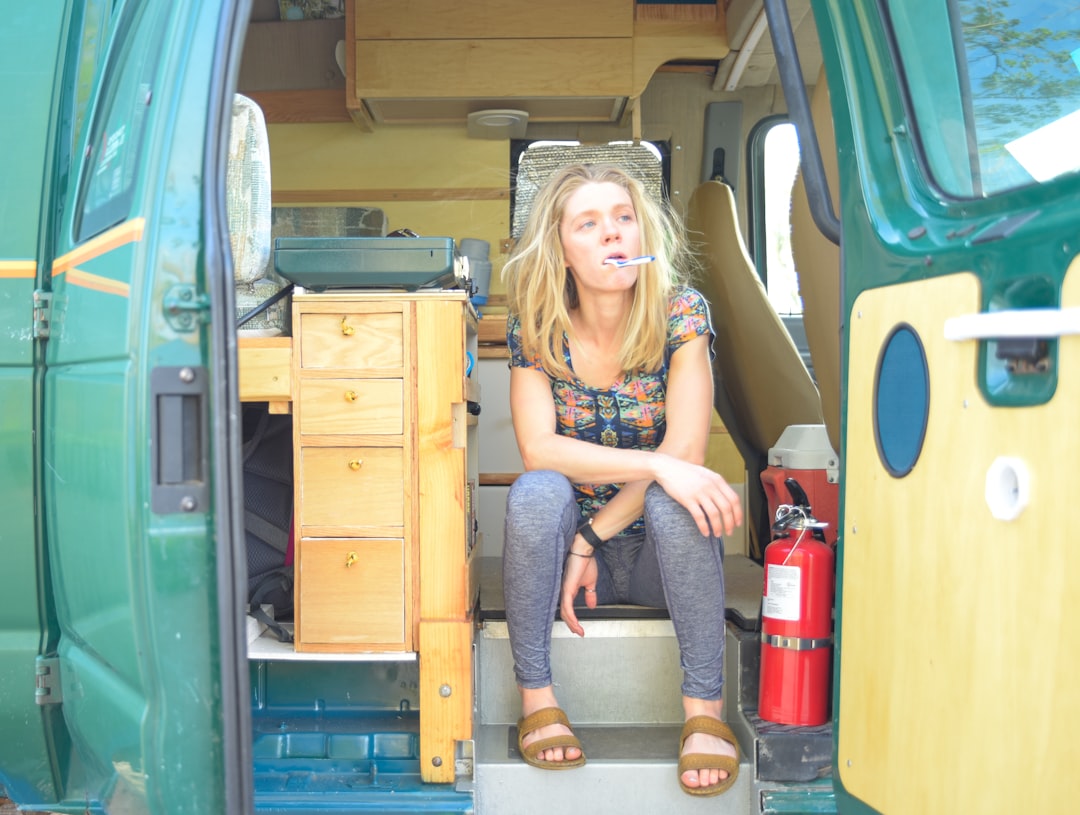 découvrez les meilleures configurations d'aménagement pour votre camper van afin d'optimiser l'espace et le confort lors de vos voyages.