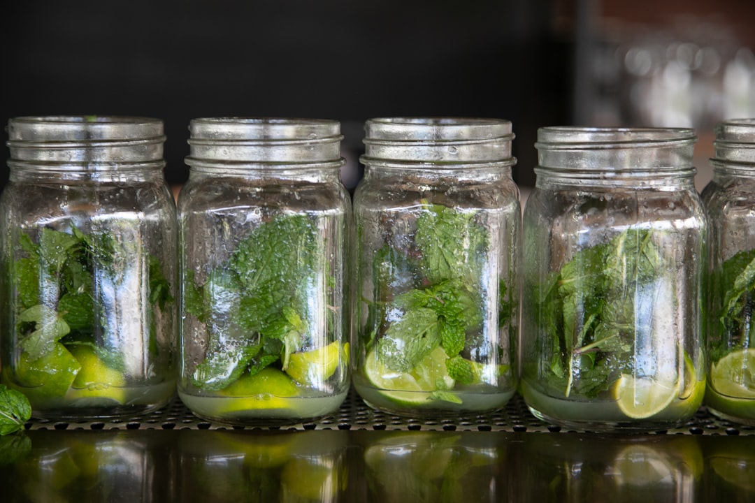 découvrez les meilleures méthodes pour la conservation des herbes aromatiques et médicinales, afin de préserver leur saveur et leurs bienfaits tout au long de l'année.