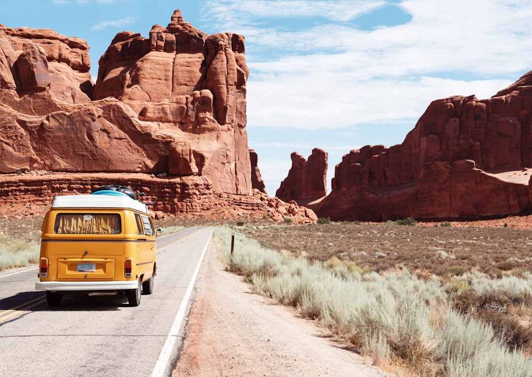 assurez votre tranquillité d'esprit avec notre assurance voyage complète, couvrant les imprévus pour des aventures en toute sécurité.