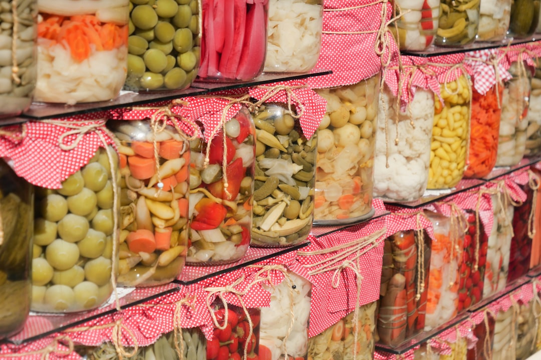 découvrez les bienfaits de la fermentation des légumes, une méthode naturelle pour conserver vos légumes tout en développant des saveurs uniques et en favorisant une meilleure digestion.